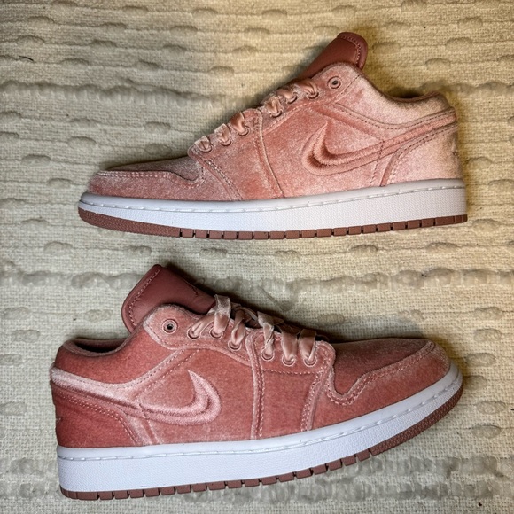 NEW- Air Jordan 1 Low SE Pink Velvet - Picture 2 of 11